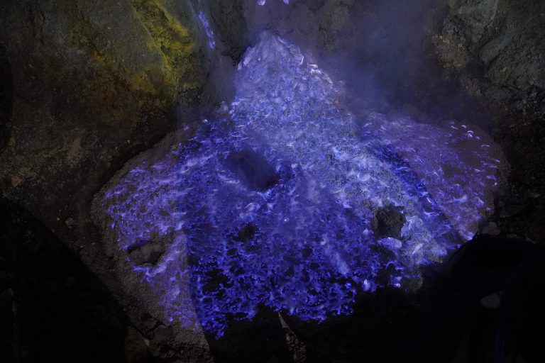 “Discover the Stunning Blue Lava That Lights Up the Night — Not a Magic Trick!”